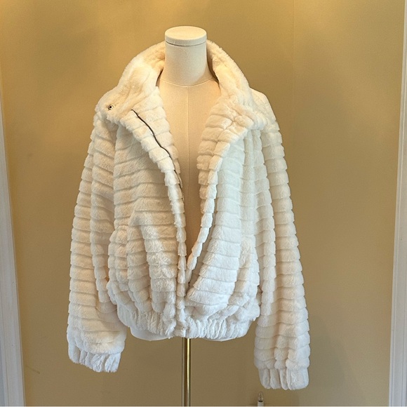 NWOT White Faux Fur Jacket, Large - Picture 3 of 10